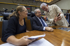 Movimentação de plenário, na foto vereadores Engenherio Comassetto, Idenir Cecchim e vereadora Lourdes Sprenger