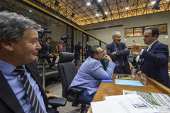 Movimentação de plenário, na foto vereadores Cassiá Carpes, Claudio Janta, Airto Ferronatto e Moises Maluco do Bem