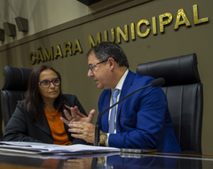 Movimentação de plenário, na foto vereadora Claudia Araujo e presidente Hamilton Sossmeier