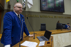 Movimentação de plenário, na tribuna vereador, Tiago Albrecht