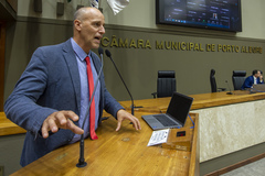 Movimentação de plenário, na tribuna vereador Marcelo Sgarbossa