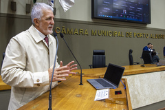 Movimentação de plenário, na tribuna vereador Engenheiro Comassetto