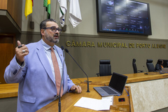 Movimentação de plenário, na tribuna vereador Claudio Janta