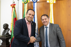 Moisés (esq) assume a Câmara enquanto Sossmeier será prefeito em exercício