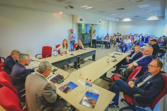 O prefeito Sebastião Melo, acompanhado do ex-governador, Germano Rigotto, e do vereador, Ramiro Rosário, participou, na manhã desta quinta-feira (09), na Câmara Municipal de Vereadores, de reunião da Frente Parlamentar da Reforma Tributária. Foto: Alex Rocha/PMPA
