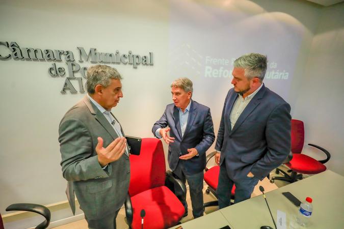 O prefeito Sebastião Melo, vereador Ramiro Rosário e o ex-governador Germano Rigotto participaram da reunião da Frente Parlamentar da Reforma Tributária, na manhã desta quinta-feira, 9. Foto: Alex Rocha/PMPA