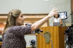 Movimentação de plenário. Vereadora Karen Santos na tribuna e vereadora Mônica Leal no microfone de apartes.