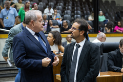 Movimentação de plenário. Vereadores Idenir Cecchim e Jonas Reis.