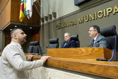 Movimentação de plenário. Presidente Hamilton Sossmeier e vereadores Idenir Cecchim e Alexandre Bobadra