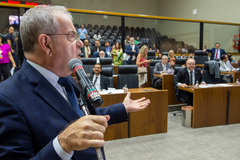 Movimentação de plenário, em destaque na foto vereador Idenir Cecchim