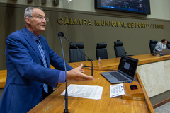 Movimentação de plenário, na tribuna vereador Airto Ferronato