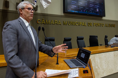 Movimentação de plenário, na tribuna vereador Mauro Pinheiro
