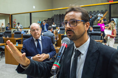 Movimentação de plenário, na foto vereadores Idenir Cecchim e Jonas Reis