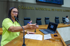 Movimentação de plenário, na tribuna vereadora Claudia Araujo