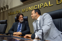 Movimentação de plenário, na foto vereadores Aldacir Oliboni e Moises Maluco do Bem
