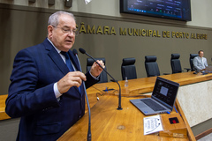 Movimentação de plenário, na tribuna vereador Idenir Cecchim