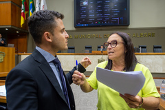 Movimentação de plenário, em destaque na foto vereado Giovani Culau e Coletivo e vereadora Claudia Araujo