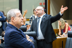 Movimentação de plenário, em destaque na foto vereador Idenir Cecchim