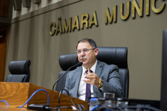 Movimentação de plenário. Presidente Hamilton Sossmeier