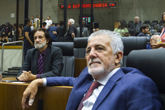 Movimentação de plenário. na foto vereadores Aldacir Oliboni e Engenheiro Comassetto