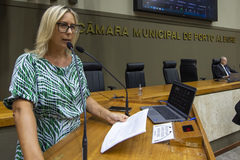 Movimentação de plenário. na tribuna vereadora Fernanda Barth