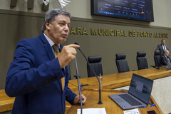 Movimentação de plenário. na tribuna vereador Cassiá Carpes