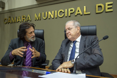 Movimentação de plenário, na foto vereadores Aldacir Oliboni e Idenir Cecchim