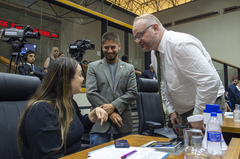Movimentação de plenário, na foto vereadores Giovane Byl, Tiago Albracht e vereadora Bruna Pâmela