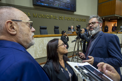 Movimentação de plenário, na foto vereadores Roberto Robaina, Pedro Ruas e vereadora Claudia Araujo