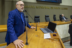 Movimentação de plenário, na tribuna vereador Pedro Ruas