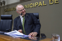 Movimentação de plenário, vereador Tiago Albrecht assume a presidência momentaneamente
