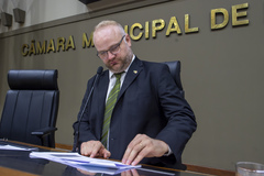 Movimentação de plenário, vereador Tiago Albrecht assume a presidência momentaneamente