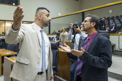 Movimentação de plenário, na foto vereadores Alexandre Bobadra e Jonas Reis