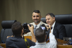 Movimentação de plenário, na foto vereadores Alexandre Bobadra e Hamilton Sossmeier