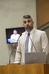 Movimentação de plenário, na tribuna o vereador Alexandre Bobadra