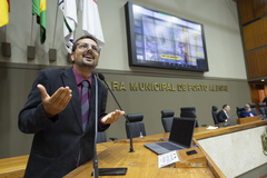 Movimentação de plenário, na tribuna o vereador Jonas Reis