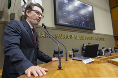Movimentação de plenário, na tribuna o vereador Prof. Alex Fraga