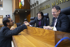 Movimentação de plenário, na foto vereadores Hamilton Sossmeier, Jonas Reis e Aldacir Oliboni