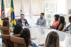 Presidente Hamilton  Sossmeier e coordenador da Assessoria de Comunicação Social da Câmara, Orlando Moraes, recebem alunos de jornalismo da Uniritter.