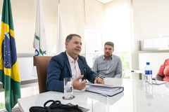 Presidente Hamilton  Sossmeier e coordenador da Assessoria de Comunicação Social da Câmara, Orlando Moraes, recebem alunos de jornalismo da Uniritter.
