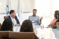 Presidente Hamilton  Sossmeier e coordenador da Assessoria de Comunicação Social da Câmara, Orlando Moraes, recebem alunos de jornalismo da Uniritter.
