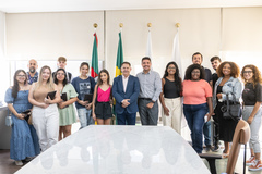 Presidente Hamilton  Sossmeier e coordenador da Assessoria de Comunicação Social da Câmara, Orlando Moraes, recebem alunos de jornalismo da Uniritter.