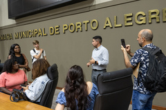 Presidente Hamilton  Sossmeier e coordenador da Assessoria de Comunicação Social da Câmara, Orlando Moraes, recebem alunos de jornalismo da Uniritter.