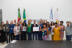 Jonas e Sossmeier exibem a nova lei promulgada pela Câmara