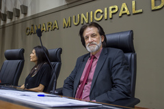 Movimentação de plenário, vereador Aldacir Oliboni assume a presidente da sessão momentaneamente