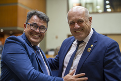 Movimentação de plenário, na foto vereadores Professor Vitorino e Gilson Padeiro