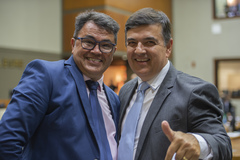 Movimentação de plenário, na foto vereadores Professor Vitorino e José Freitas