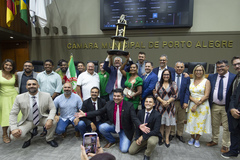 Escola campeã do Carnaval 2023 recebe homenagem na Câmara