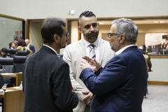 Movimentação de plenário. Vereadores Jonas Reis e Alexandre Bobadra com o secretário André Barbosa