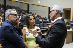 Movimentação de plenário. Vereadora Comandante Nádia e vereador Mauro Pinheiro com o sectetário André Barbosa